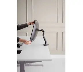 BakkerElkhuizen BE Flexible Single tmavě šedá / Stolní rameno pro monitor / VESA 75x75-100x100mm / nosnost 10 kg