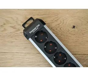 Brennenstuhl Premium-Protect-Line černá/hliník / Přepěťová ochrana / 6 zásuvek / 3 m / 60 000 A / 2x USB-A
