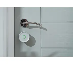 Yale Linus Smart Lock L2 Lite stříbrná / Chytrý dveřní zámek / Bluetooth 5.4 / automatické zamykání / 128bit AES