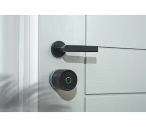 Yale Linus L2 Lite černá / Chytrý dveřní zámek / Bluetooth 5.4 / automatické zamykání / 128bit AES