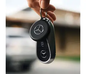 Chipolo LOOP Mercedes-Benz Edition černá / Bluetooth lokátor / kovové poutko / IP67 / Bluetooth 120 m