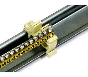 Triton zemnící modul na liště C-profilu určený pro montáž na 19+ vertikály