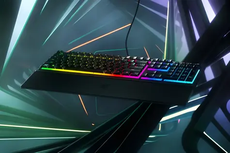 Razer Ornata V3 černá / Herní klávesnice / hybridní / USB / spínače Razer Mecha-Membrane / DE