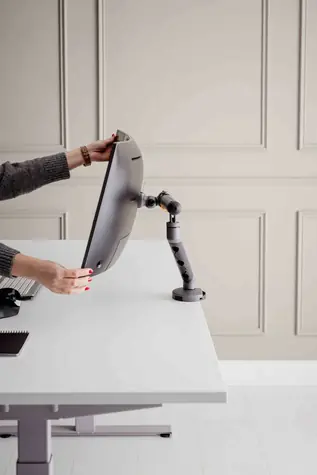 BakkerElkhuizen BE Flexible Single tmavě šedá / Stolní rameno pro monitor / VESA 75x75-100x100mm / nosnost 10 kg