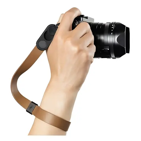 Peak Design Cuff Brown (hnědá) / Řemínek na zápěstí / kožený / pro fotoaparáty