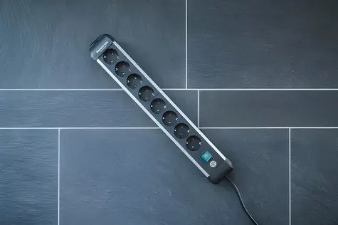 Brennenstuhl Premium Alu-Line černá/stříbrná / Prodlužovací kabel / 8 zásuvek / 3 m / vypínač