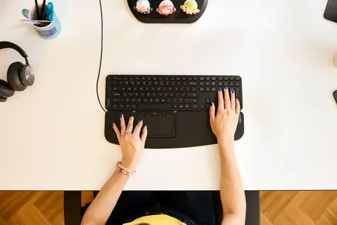 Contour Touch černá / Touchpad / Ergonomický / USB / 4 tlačítka