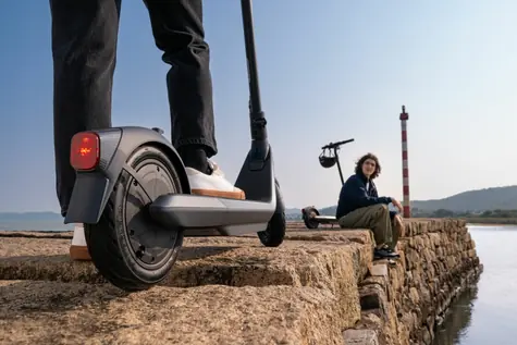 Segway Ninebot KickScooter E2 PRO E šedá / Elektrická koloběžka / 350 W / 20 km/h / dojezd 35 km / 10
