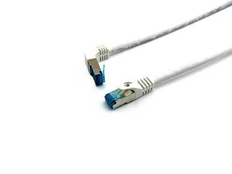 Equip Cat6A S/FTP lomený bílá / Patch kabel / RJ-45 rovný-lomený / 1 m / LSZH / PoE+