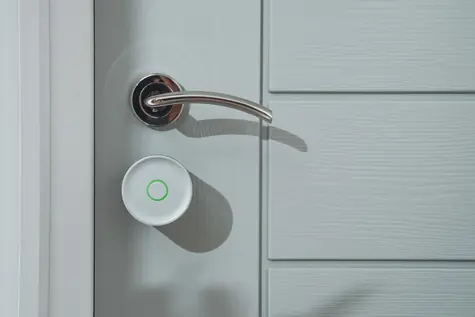 Yale Linus Smart Lock L2 Lite stříbrná / Chytrý dveřní zámek / Bluetooth 5.4 / automatické zamykání / 128bit AES