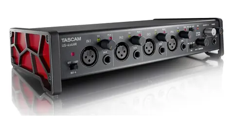 Tascam US-4X4HR černá / Externí zvuková karta / USB 2.0 / MIDI / 4x XLR / 192 kHz