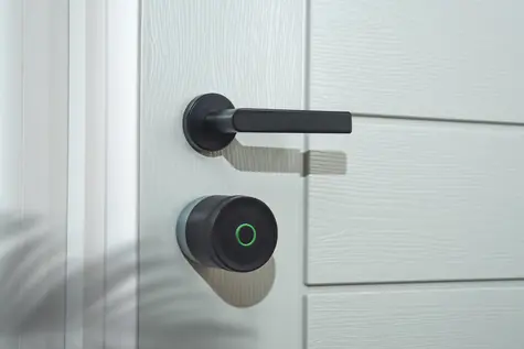 Yale Linus L2 Lite černá / Chytrý dveřní zámek / Bluetooth 5.4 / automatické zamykání / 128bit AES