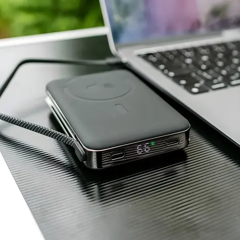 ER Charge Pro 10K černá / Powerbanka / 10000 mAh / Bezdrátové nabíjení Qi2 15W / Integrovaný USB-C kabel 35W