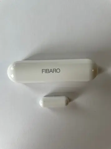 Fibaro Senzor 2 na okna a dveře bílá / Bluetooth / kompatibilní s Apple HomeKit