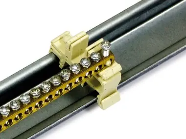 Triton zemnící modul na liště C-profilu určený pro montáž na 19+ vertikály